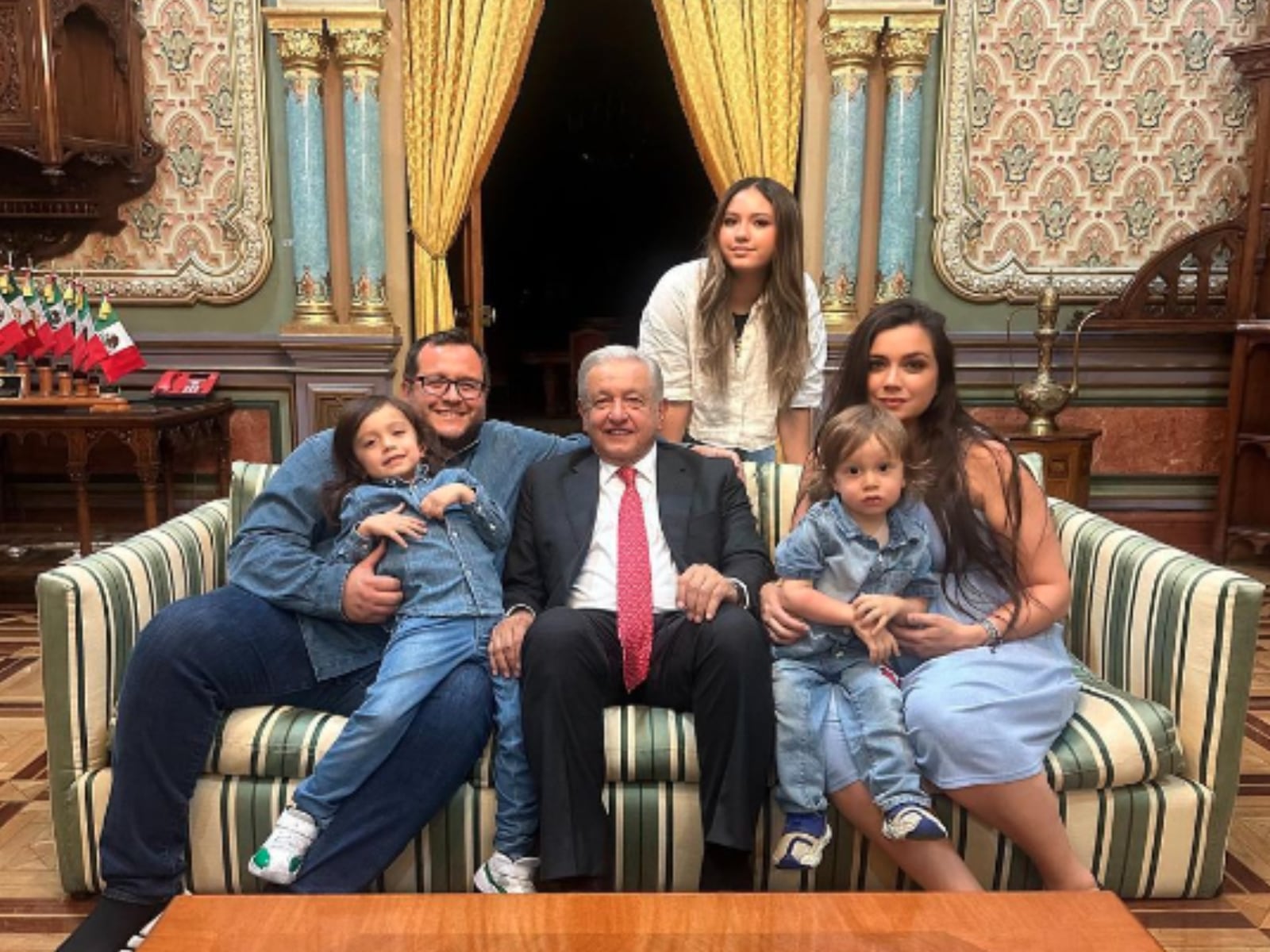 Carolyn Adams (sentada en el sillón, a la derecha) compartió una fotografía familiar con un emotivo mensaje a su suegro, Andrés Manuel López Obrador. | Crédito: Instagram @carolyn121212