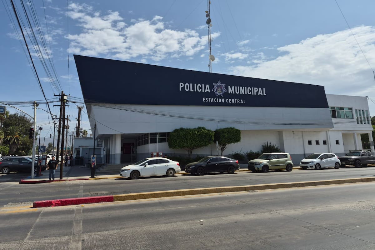 Policía deja la pistola en un baño público y termina separado de sus funciones en Ensenada