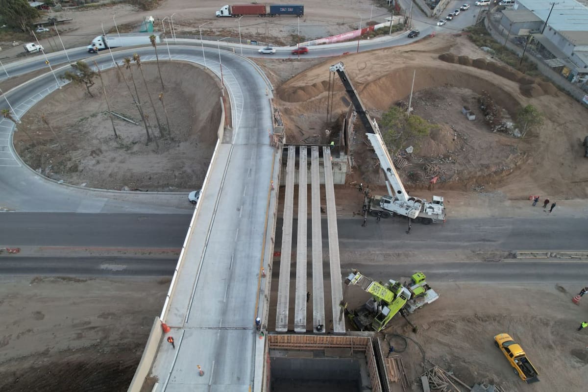 Concluye montaje de trabes en puente del Nodo Vial El Sauzal