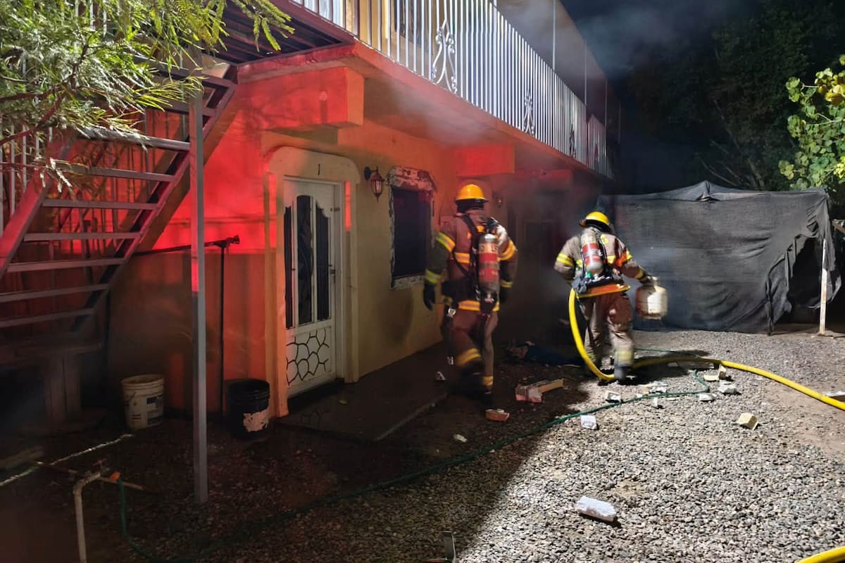 Rescatan con vida a hombre tras explosión por fuga de gas en Hermosillo