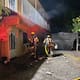 Bomberos rescatan a hombre tras explosión por fuga de gas