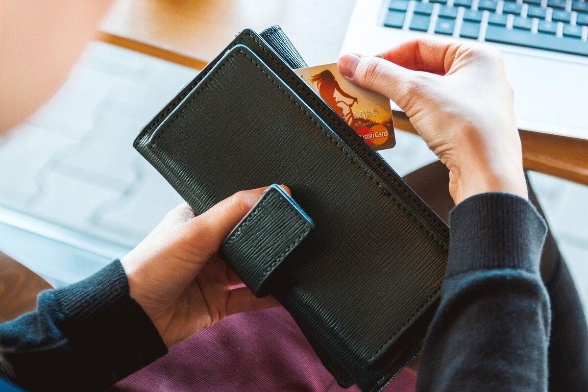 Estafadores usan Facebook; detectan 100 páginas falsas