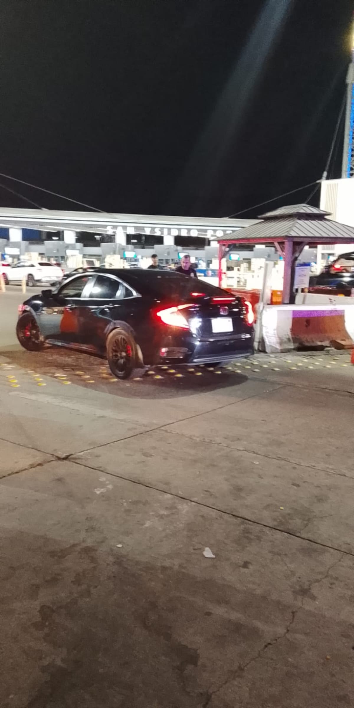 Un hombre de 50 años fue detenido tras intentar ingresar por carriles cerrados a la garita de San Ysidro, donde chocó barreras y dio positivo al alcoholímetro. Foto: Cortesía.