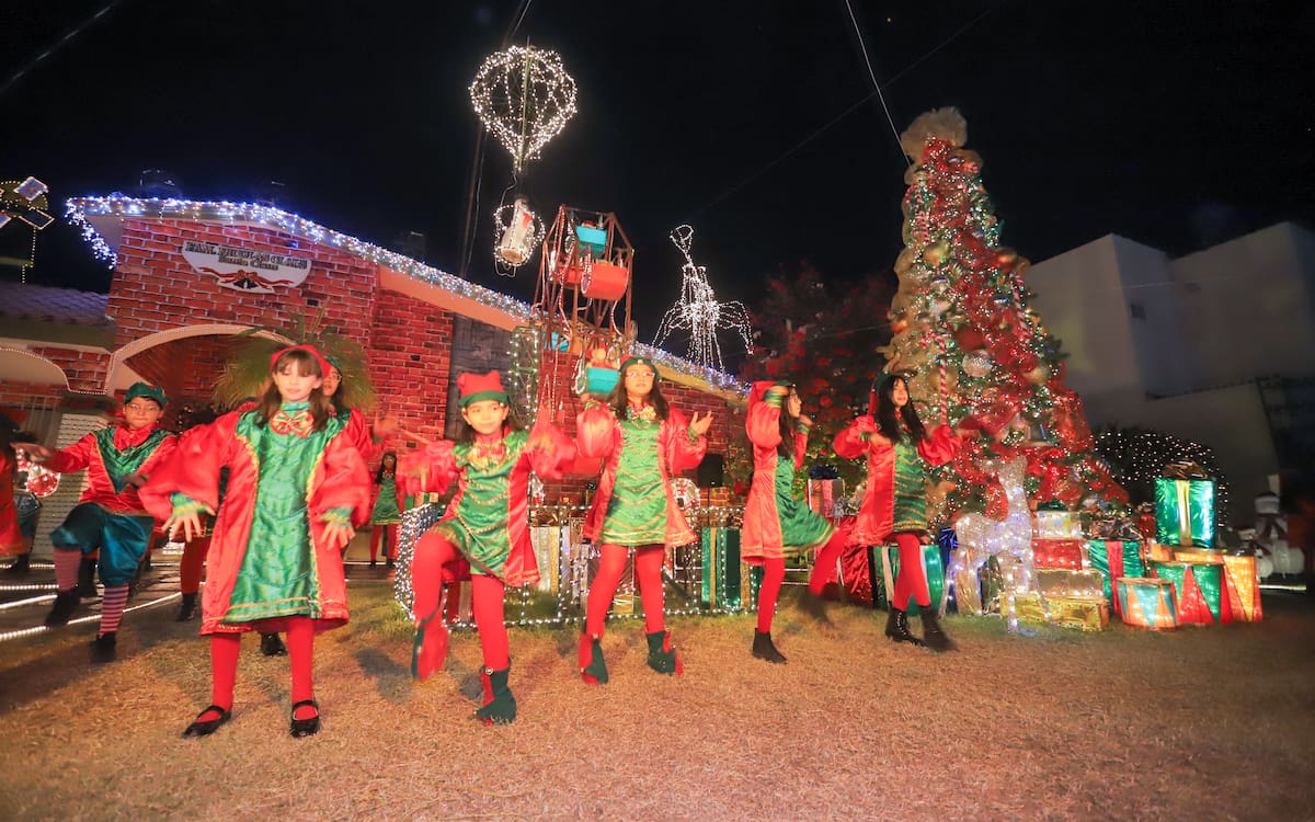 Santaclós y sus duendes esperan recibir a cientos de niños en el espectáculo navideño de la familia Figueroa Gallegos. FOTO: BANCO DIGITAL