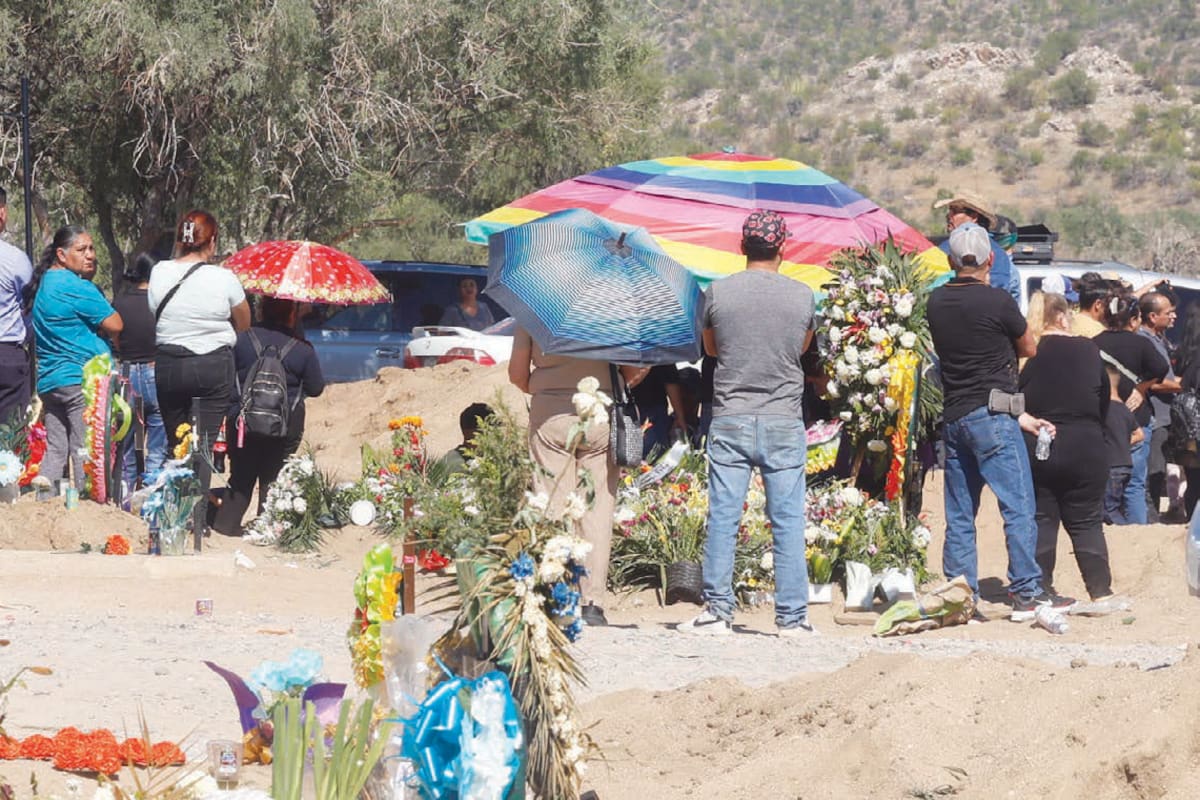 Con flores y música les dan el último adiós a Guadalupe y Julio César, pareja víctima del trágico incendio en la tienda Waldo’s de Hermosillo