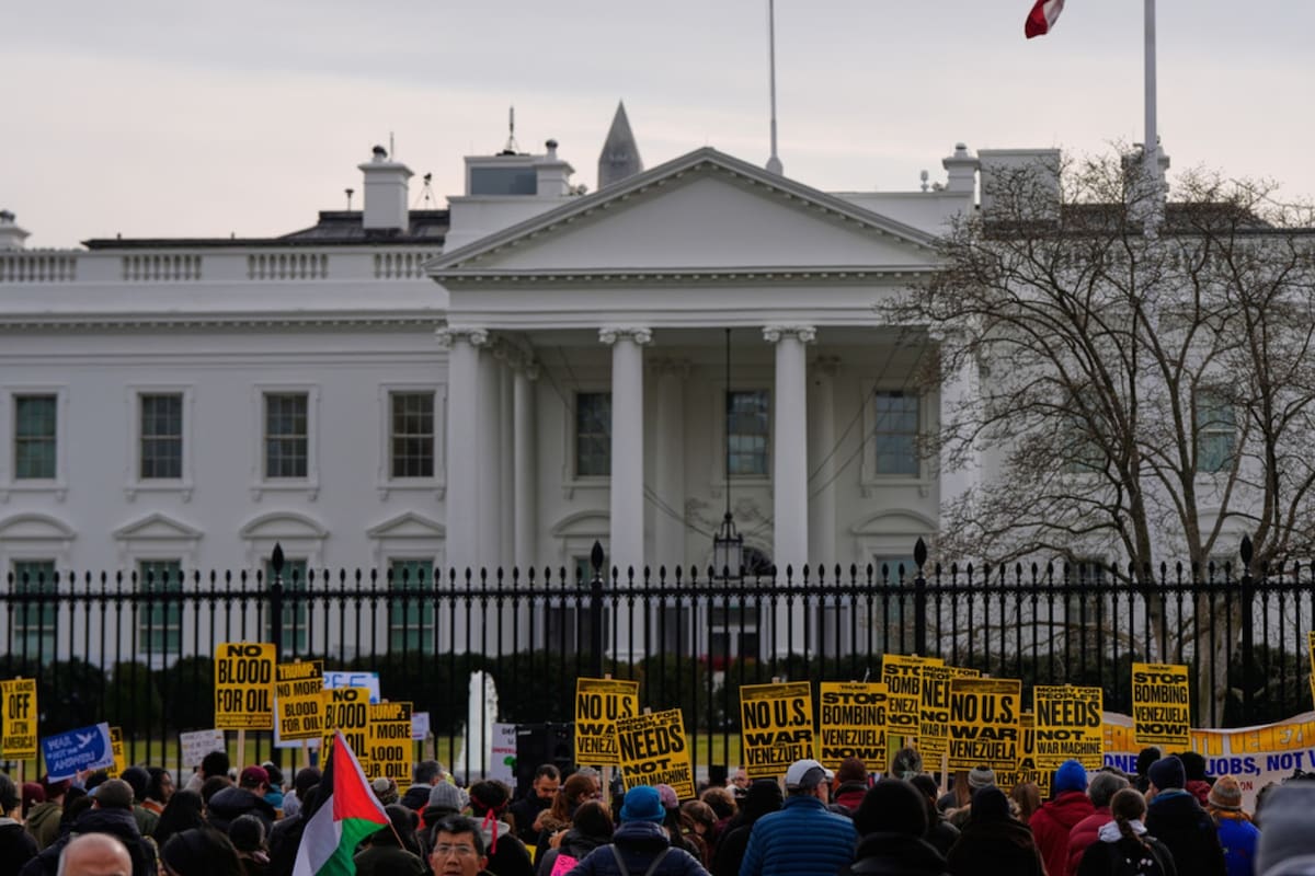 “Venezuela no es tuya”: protestas en EE.UU. estallan contra los ataques de Washington, exigen a Trump frenar la agresión militar y liberar a Nicolás Maduro