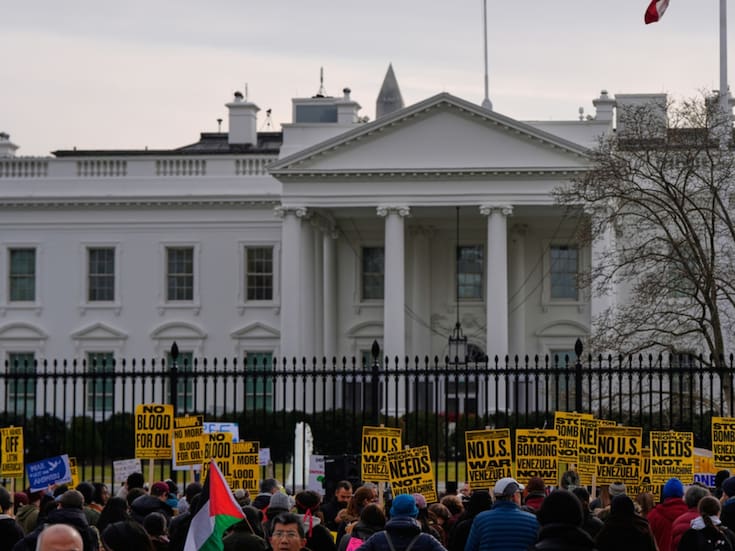 “Venezuela no es tuya”: protestas en EE.UU. estallan contra los ataques de Washington, exigen a Trump frenar la agresión militar y liberar a Nicolás Maduro