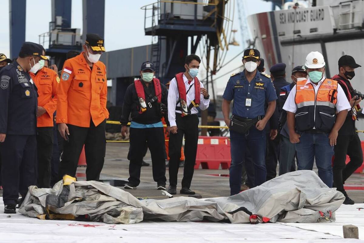 Hallan restos humanos en Yakarta, Indonesia, lugar de "avionazo"