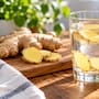 Agregar trocitos de jengibre natural a tu agua: para qué sirve, qué beneficios tiene y cada cuánto puedes tomarla
