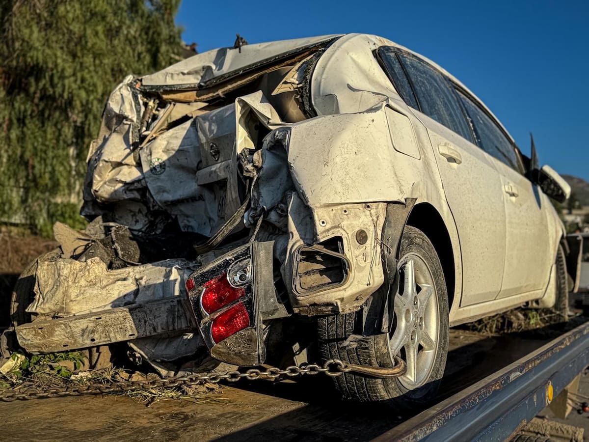 Un taxi libre y un automóvil Nissan terminaron volcados tras un choque registrado a la altura de la colonia Altiplano, en dirección a Otay. Foto: Border Zoom