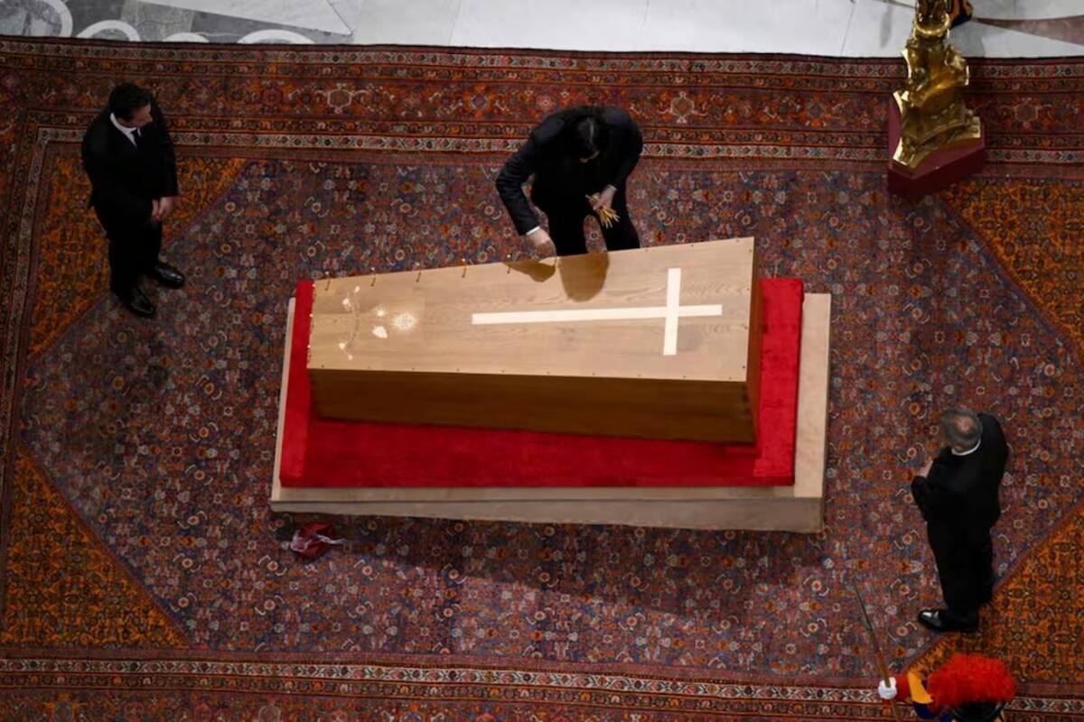 Miles visitan la tumba de Francisco mientras la Iglesia se prepara para elegir a su sucesor