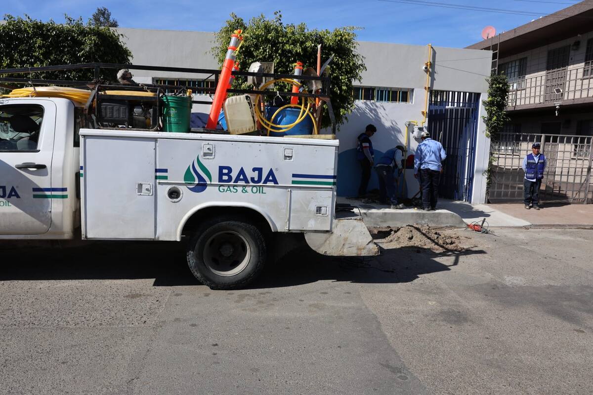 Personal de la compañía de gas trabaja en el control de la fuga.