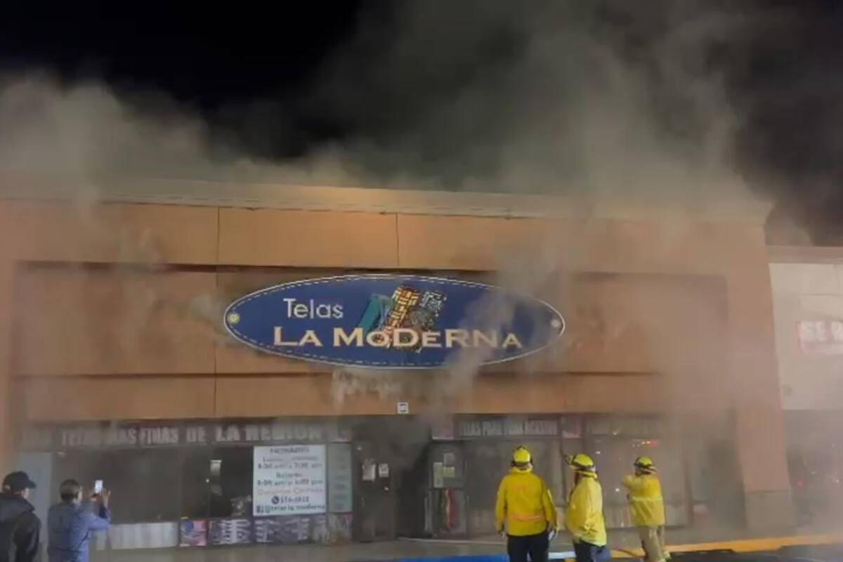 Cierran Lázaro cárdenas por incendio de tienda de telas