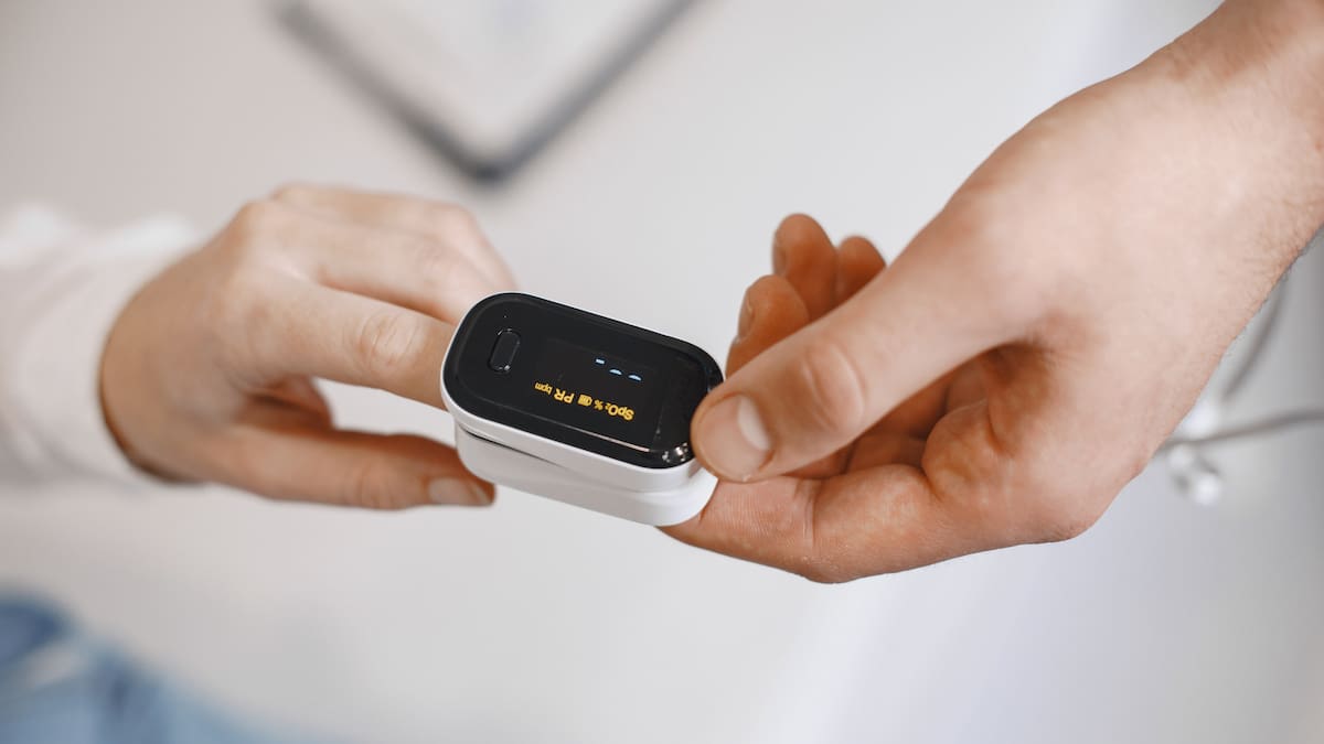 Los investigadores sugieren que los médicos no se basen solo en la lectura del pulsioxímetro cuando atienden a personas con piel más oscura.