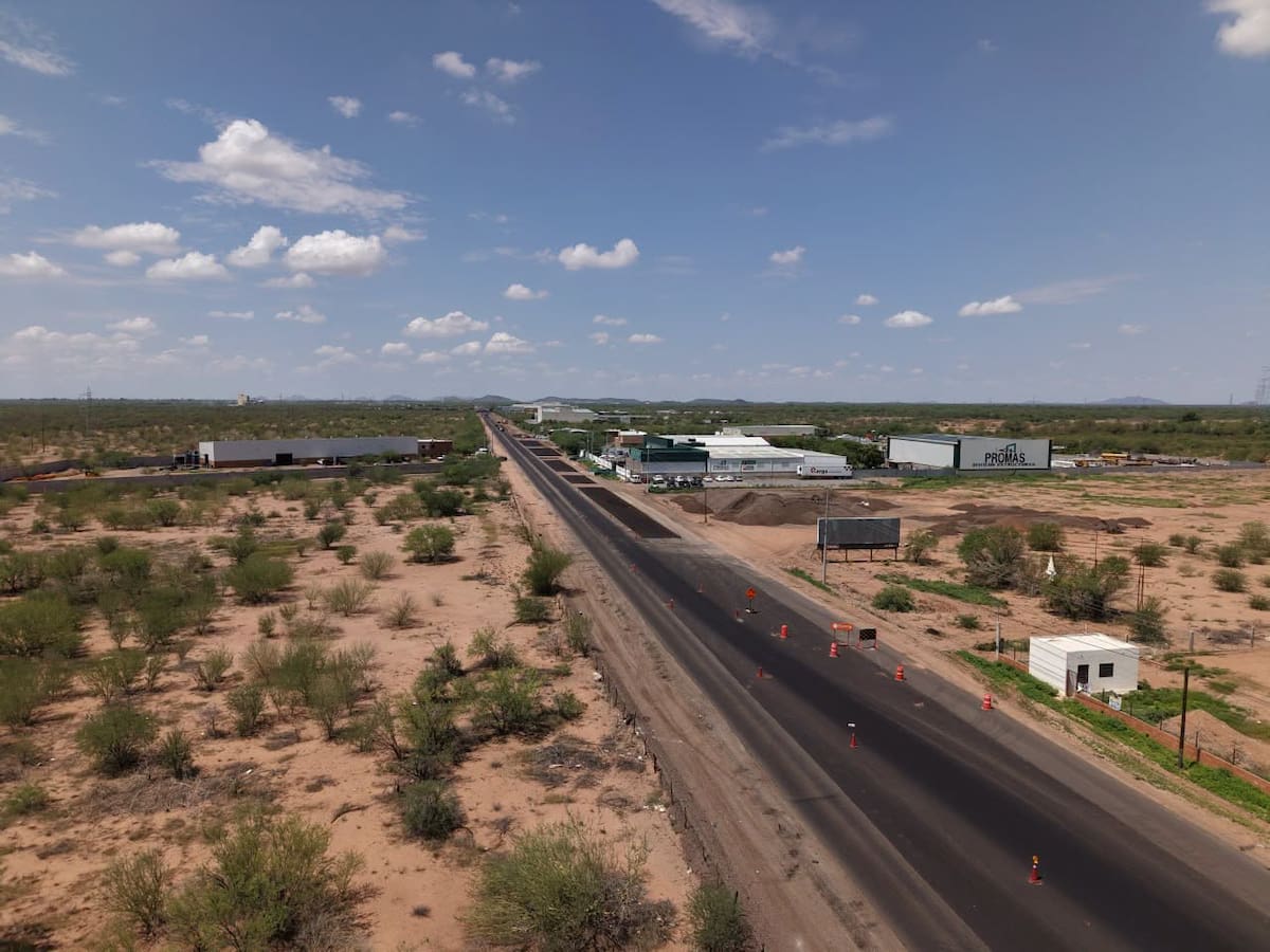 La ampliación de la carretera Hermosillo-Bahía de Kino registra un avance del 55% y deberá concluir a más tardar el 30 de octubre. FOTO: ESPECIAL