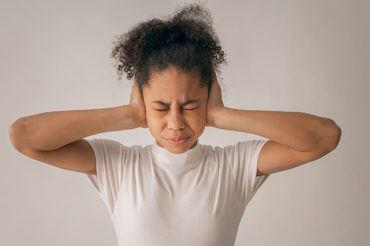¿Escuchas un pitido que nadie más oye? Estas son las causas del tinnitus, las medidas que pueden aliviarlo y las señales que indican cuándo debes acudir al médico