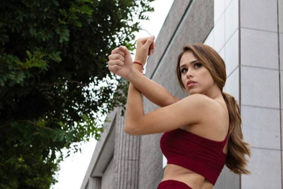 Yanet Garcia presume sus piernas frente a la alberca