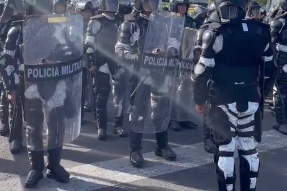 Cuerpo de granaderos retira bloqueo del Aeropuerto de CDMX
