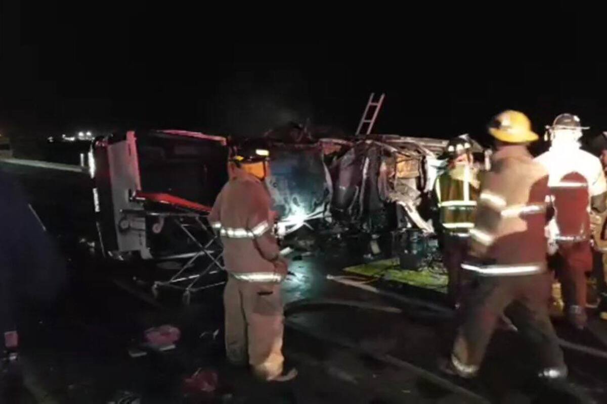 Mueren calcinados dos enfermeros en choque de frente en Guaymas