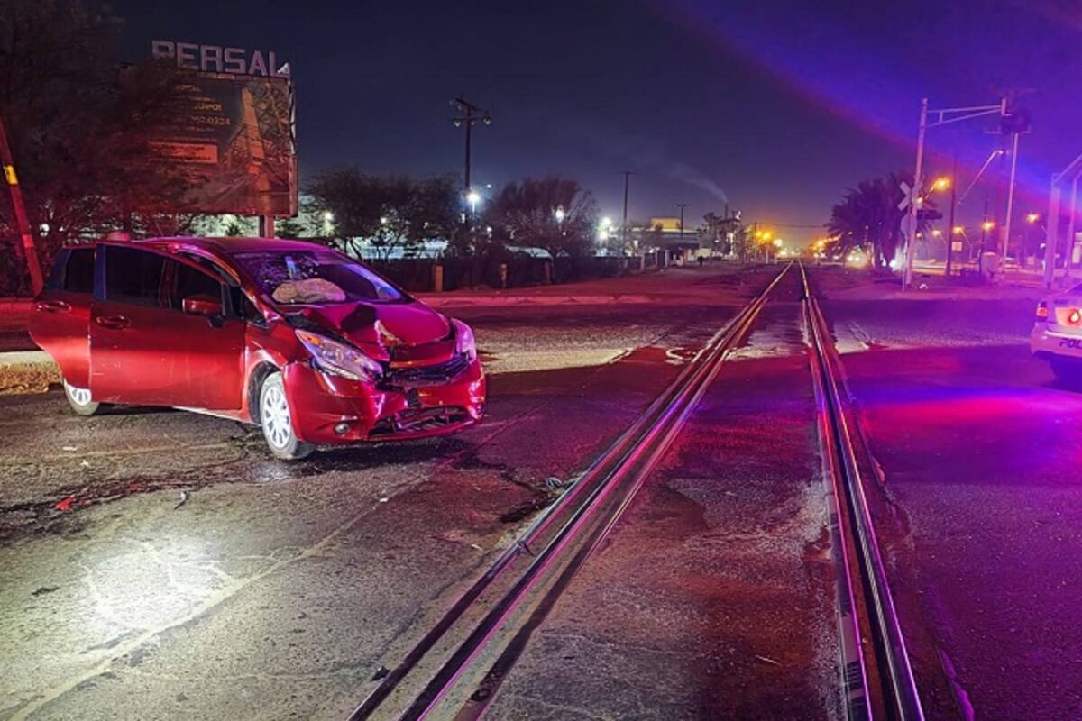 Tren choca auto en Palaco