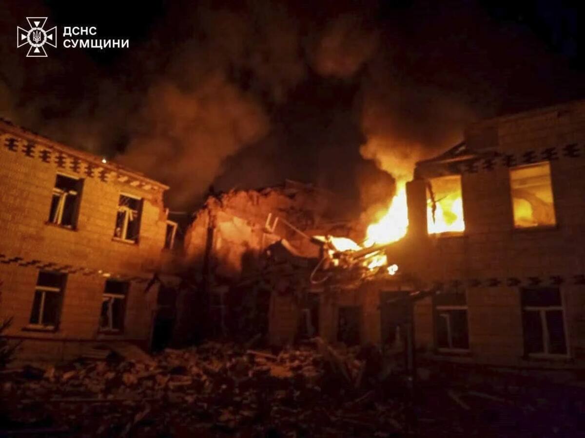 En esta foto proporcionada por el Servicio de Emergencias de Ucrania el miércoles 19 de marzo de 2025, las llamas y el humo envolvieron un edificio tras un ataque ruso en Krasnopillia, región de Sumy, Ucrania. (Servicio de Emergencias de Ucrania vía AP)
