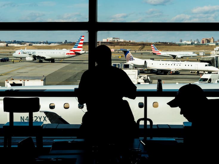 El Aeropuerto JFK de Nueva York suspendió temporalmente sus operaciones de salida por falta de personal, consecuencia del cierre del Gobierno federal en Estados Unidos