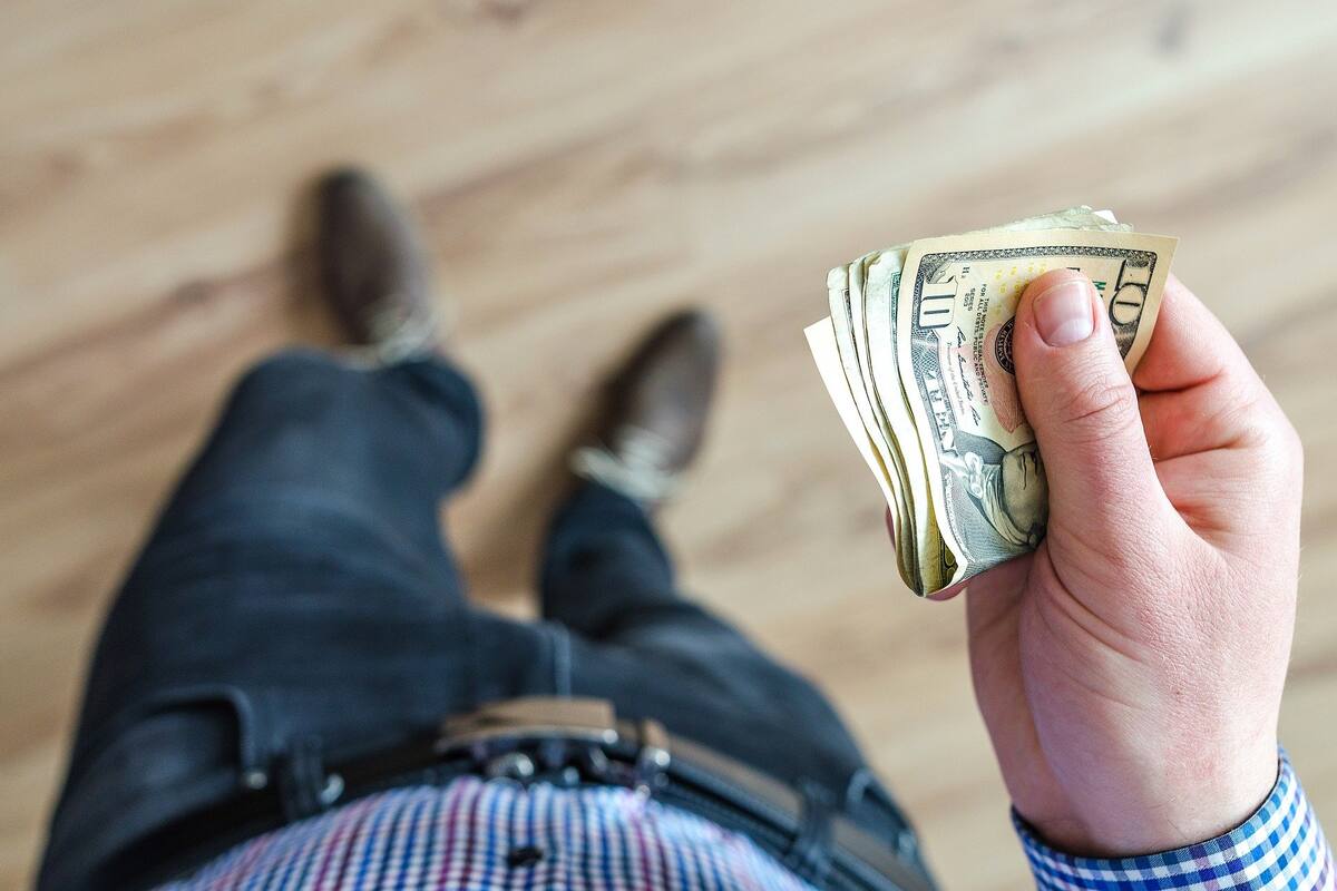 Por esta razón no deberías recoger billetes de dólar doblados; podrías morir