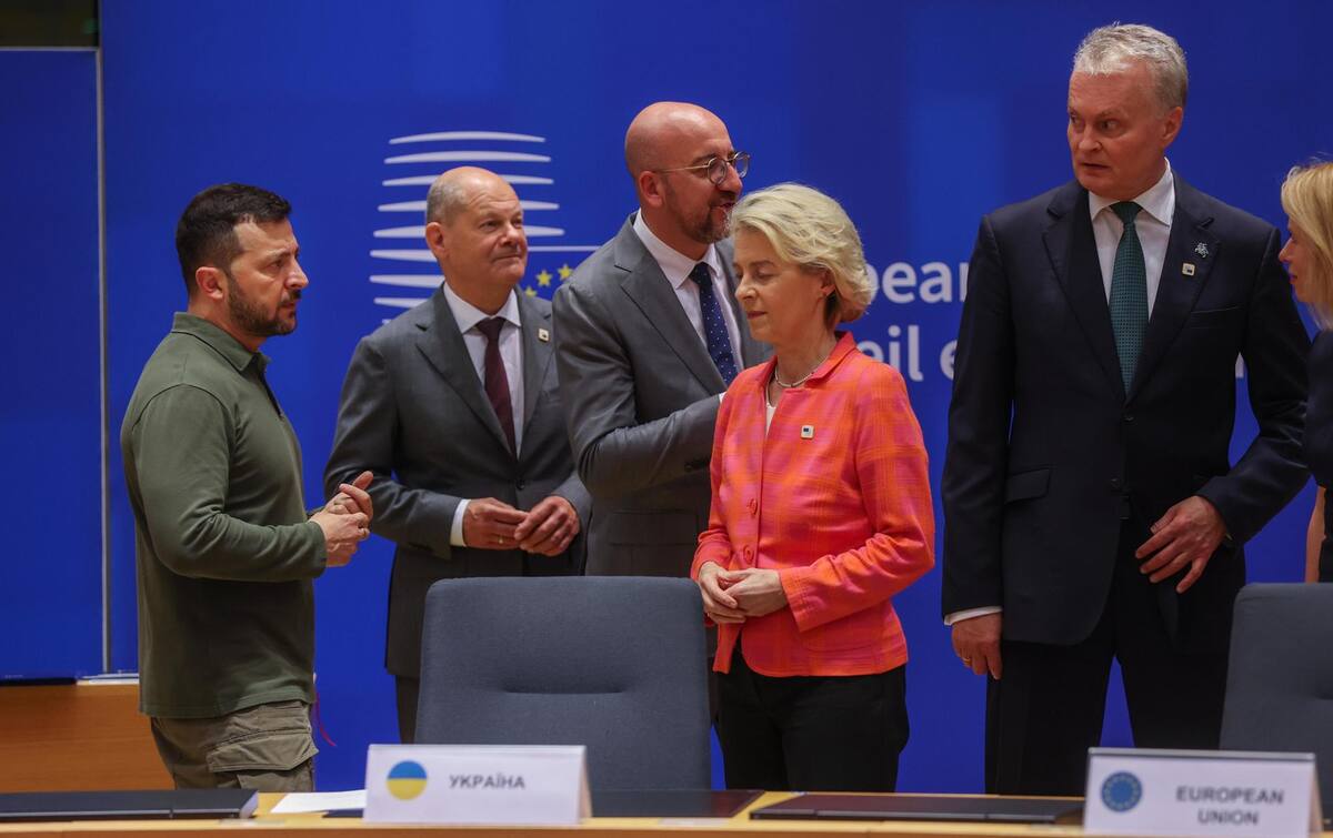 (De izquierda a derecha) el Presidente de Ucrania, Volodymyr Zelensky; el canciller federal alemán, Olaf Scholz; el presidente del Consejo Europeo, Charles Michel; la presidenta de la Comisión Europea, Ursula von der Leyen; la Presidenta de la República de Lituania, Gitanas Nauseda, en la ceremonia de firma del acuerdo de seguridad de Ucrania, durante el Consejo Europeo en Bruselas. | EFE/EPA/OLIVIER HOSLET / POOL