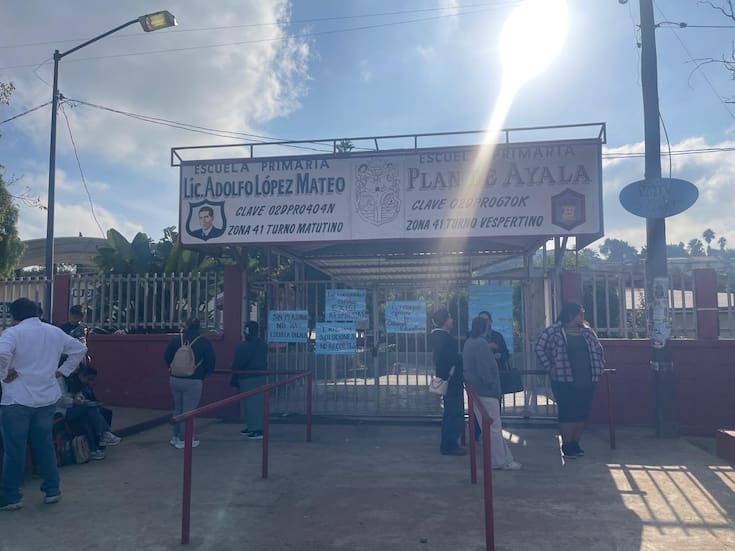Padres de familia mantienen tomada primaria en Rosarito; exigen contratación de personal tras promesas incumplidas