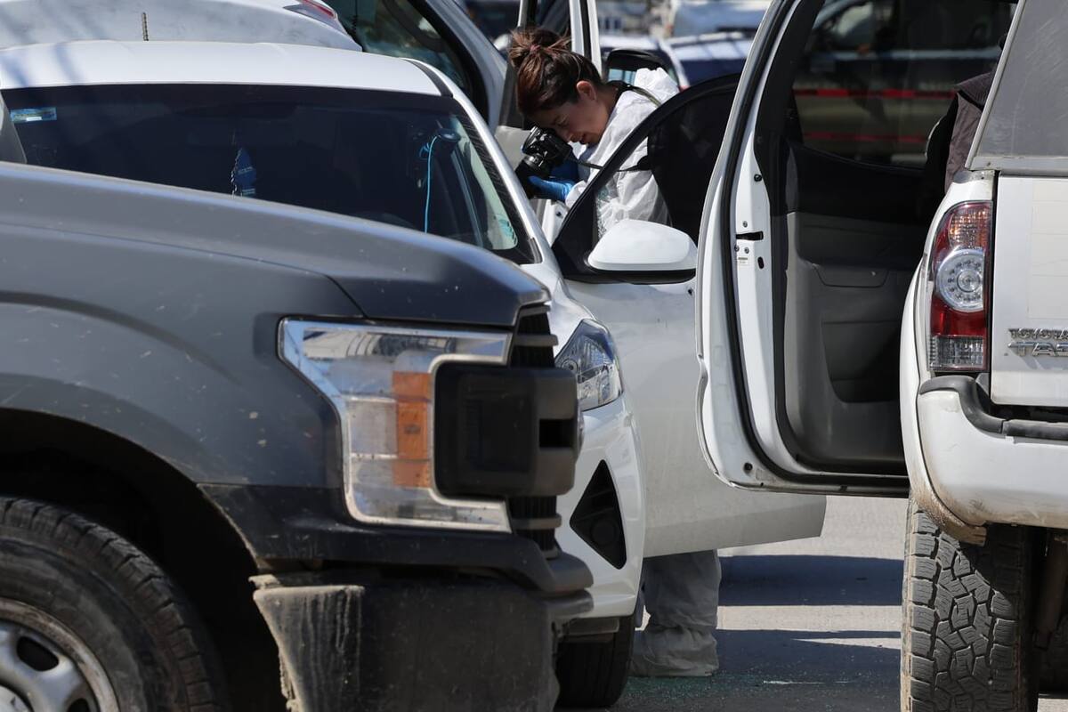 La mujer, que está embarazada fue trasladada a un hospital en condición grave.