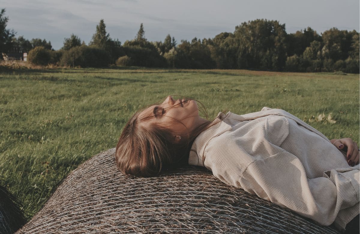 Pasar solo 15 minutos en la naturaleza basta para mejorar la salud emocional, reducir el estrés cotidiano y aumentar la energía | Foto: Especial (canva)