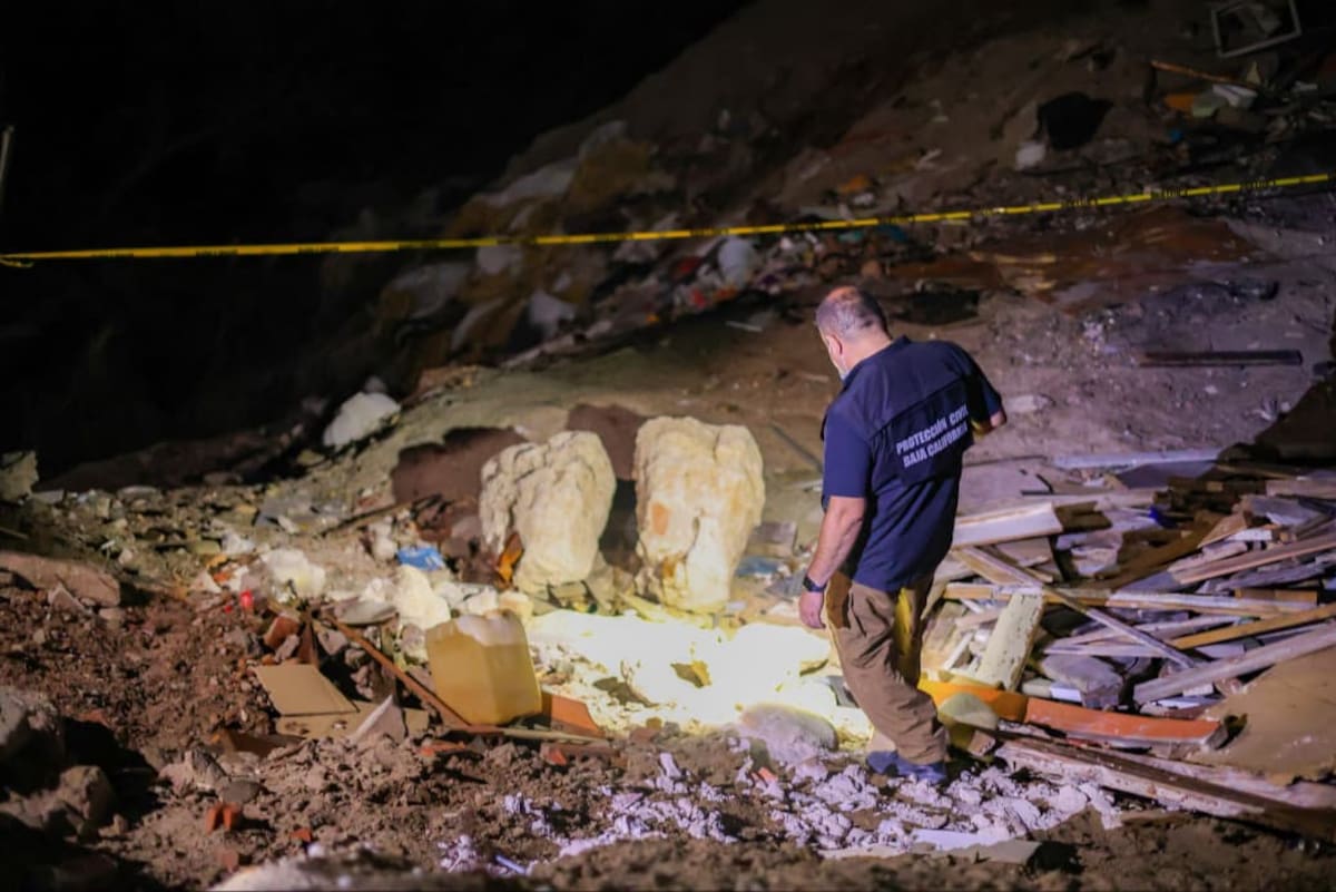 Personal de Protección Civil y otras corporaciones participaron en el operativo preventivo para retirar a familias asentadas en una zona vulnerable de la canalización del Río Tijuana ante el pronóstico de lluvias. Foto: Cortesía
