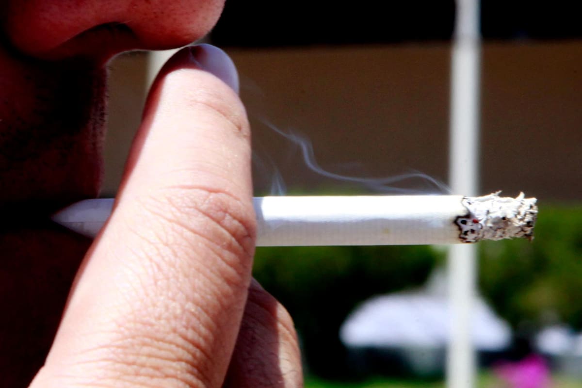 Daña cigarro a los fumadores activos y pasivos