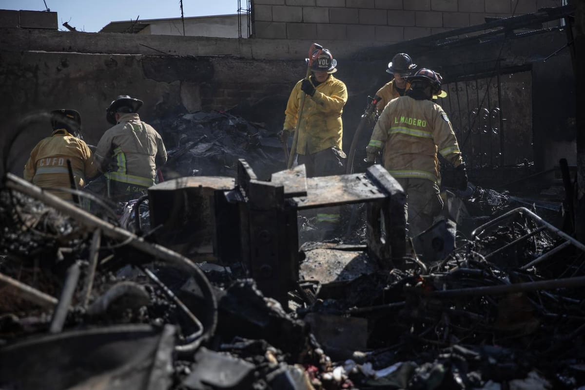 El fuego dejó pérdidas totales en una casa y afectó al menos dos vehículos; no se reportaron personas lesionadas. Foto. Cortesía