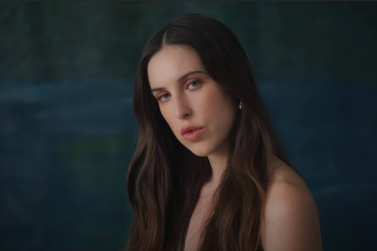 Hija de Demi Moore posa desnuda en su nuevo video musical