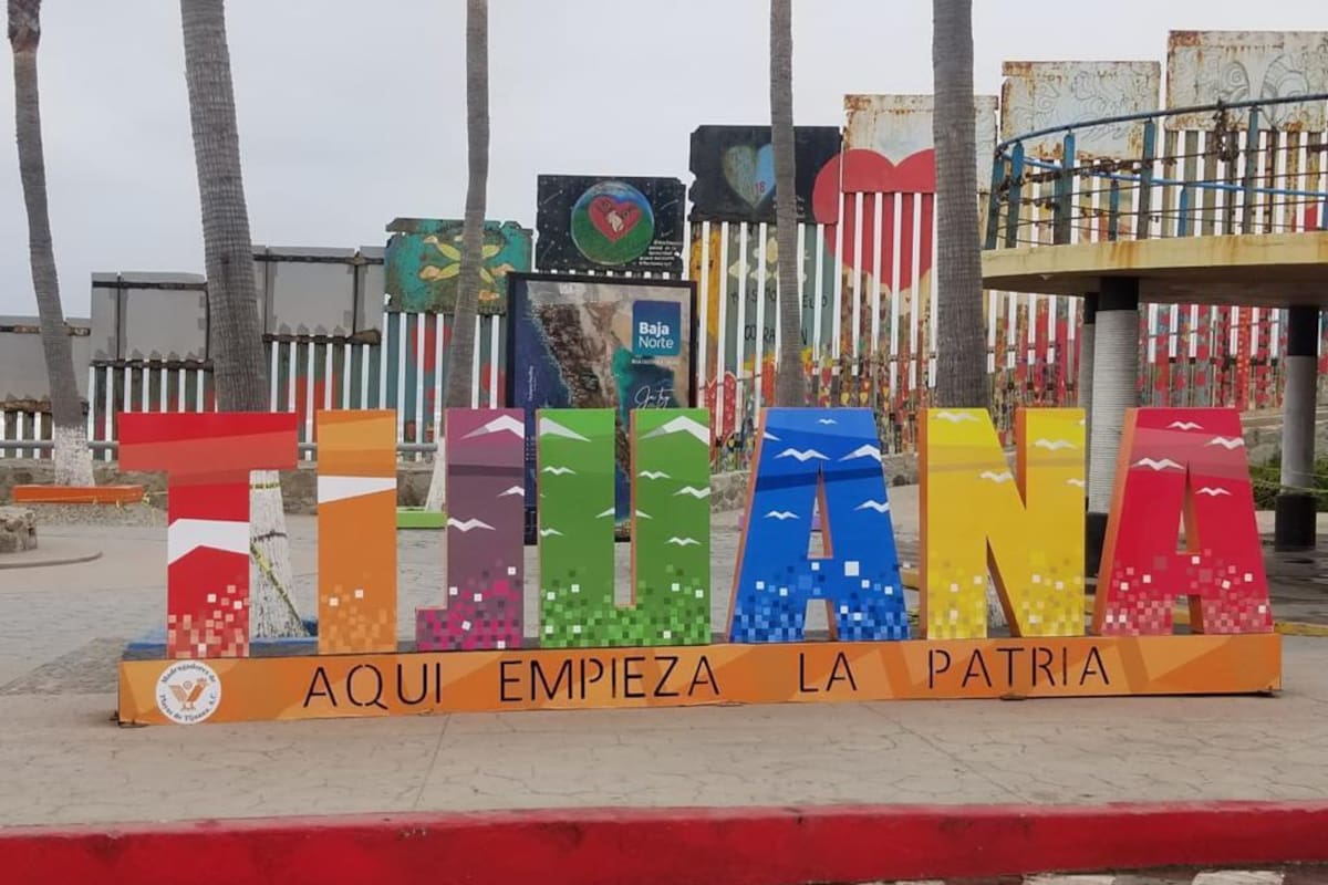 Restauran letrero monumental de Playas de Tijuana