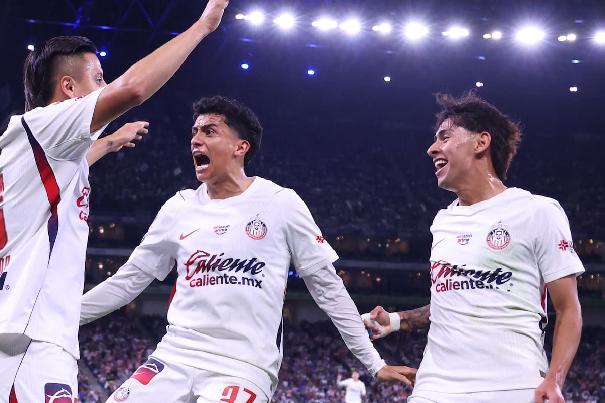 Chivas derrotó al Monterrey de Matías Almeyda con gol del Piojo Alvarado, un penal atajado por el Tala Rangel y un dramático empate anulado en el último minuto