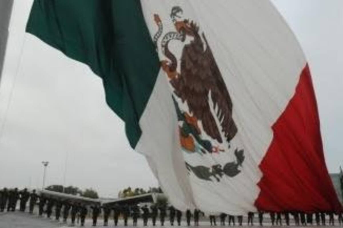 Recuerdan récord Guinness de México por izar la bandera más grande del mundo
