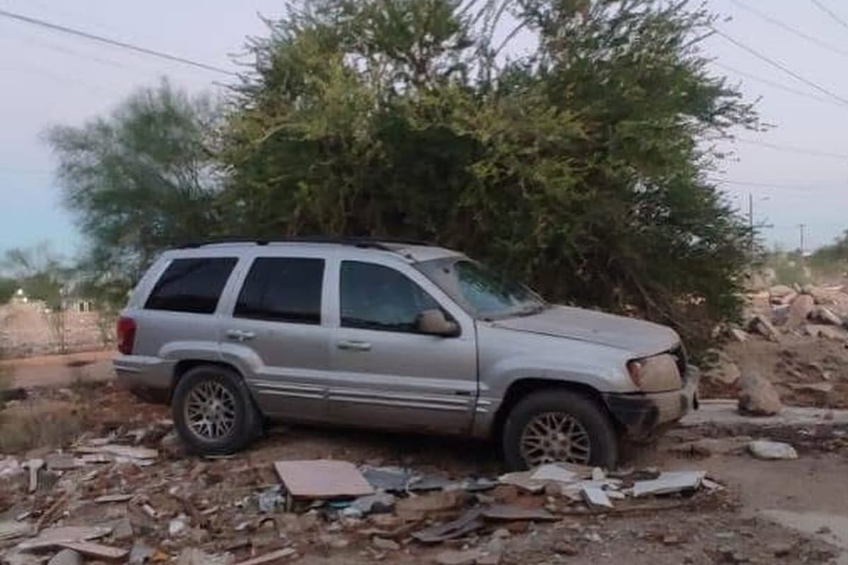 Atropella a una mujer y un niño, huye y abandona su vehículo