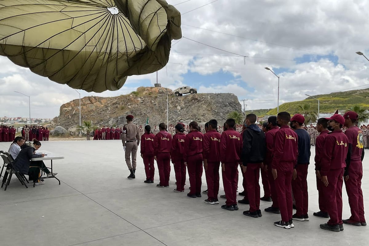 Escuelas militarizadas seguirán operando en Baja California pese a medida federal