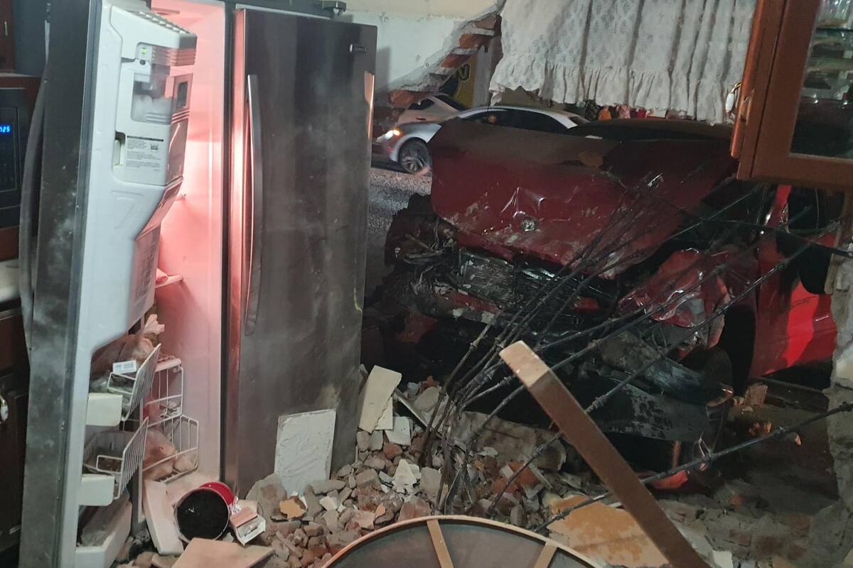 ¡Hasta la cocina! Se estampa contra casa tras aparatoso choque en Hermosillo