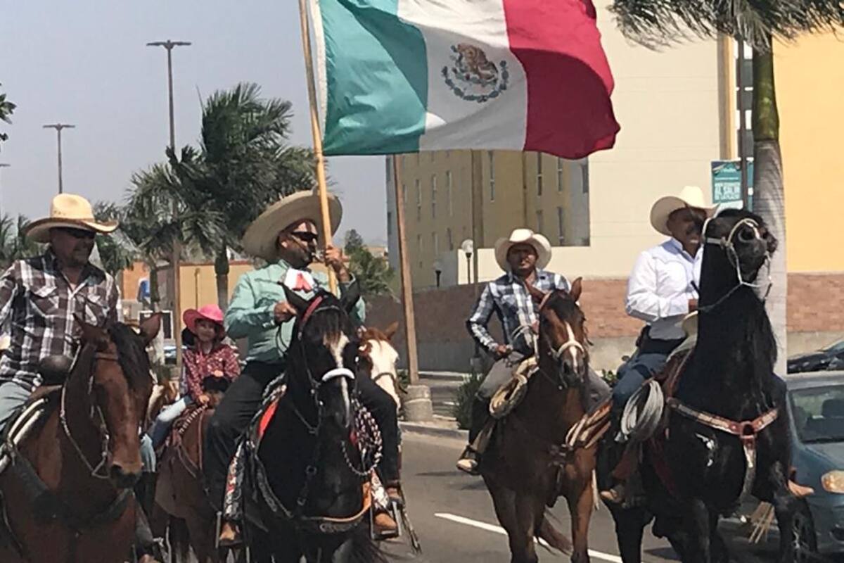 Realizan "mini desfile" del 16 de Septiembre en Rosarito