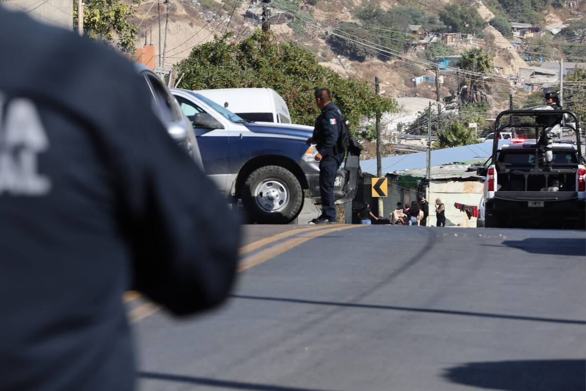 El hallazgo de un bulto sospechoso en la vía pública se reportó sobre la calle Defensores de Baja California. Foto: Sergio Ortiz