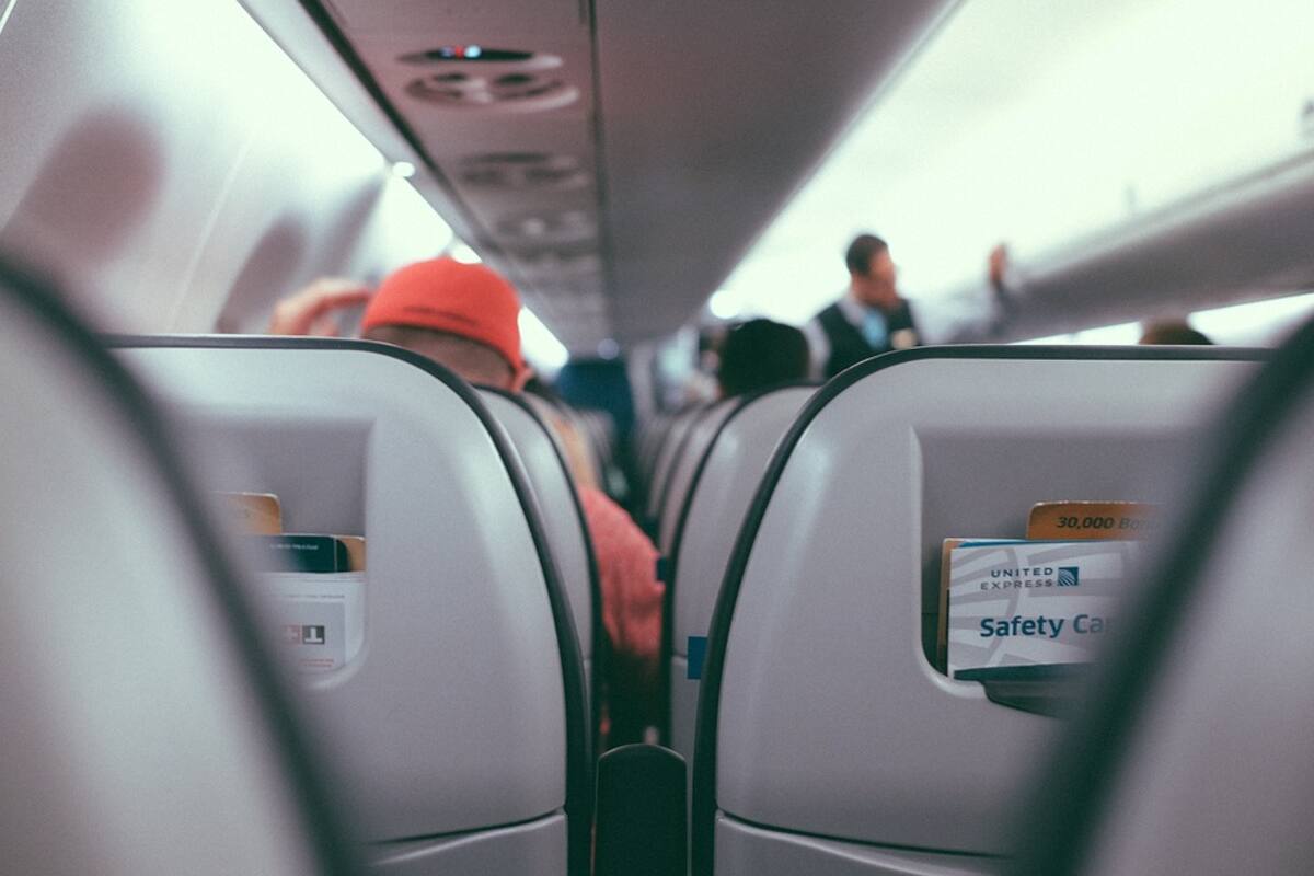 Finge que está embarazada para subir una bolsa extra al avión