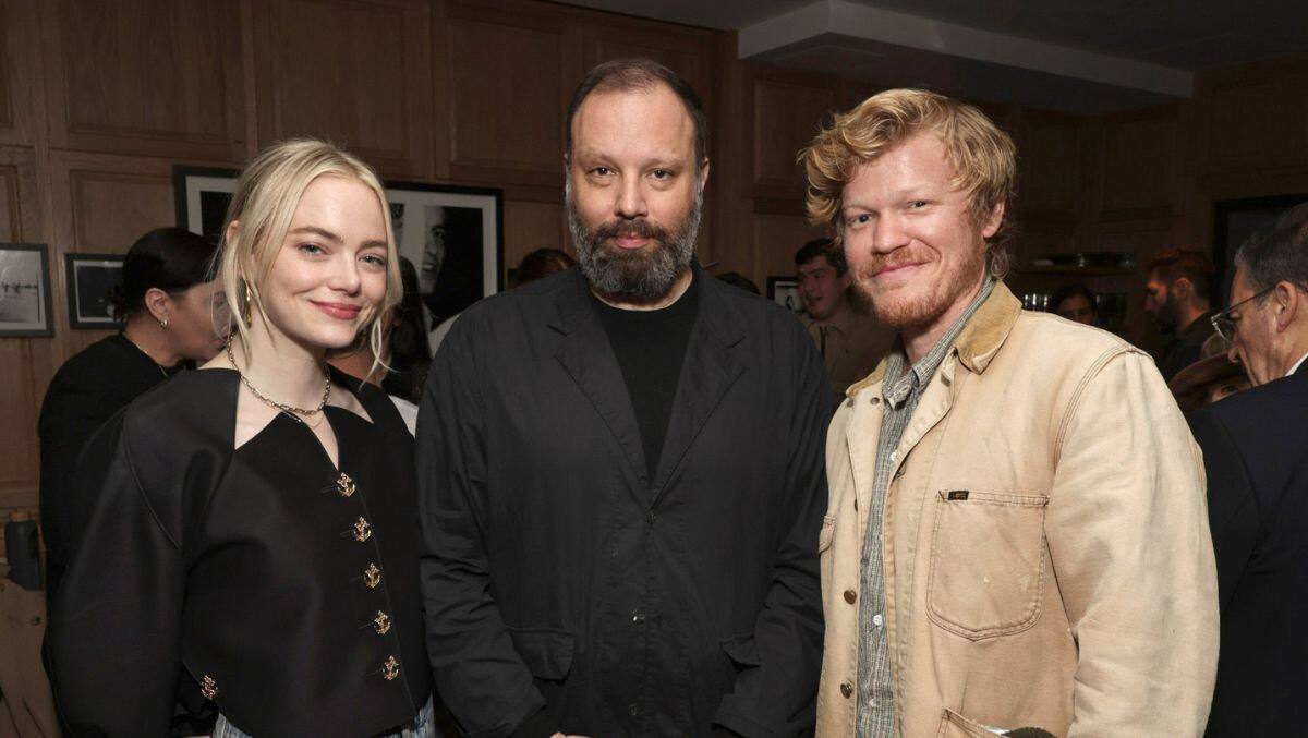Yorgos Lanthimos anuncia "Bugonia" su nueva película con Emma Stone y Jesse Plemons