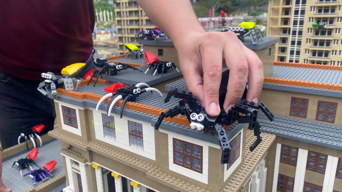 “Brick-or-Treat” transforma el parque en una escapada de Halloween llena de diversión.