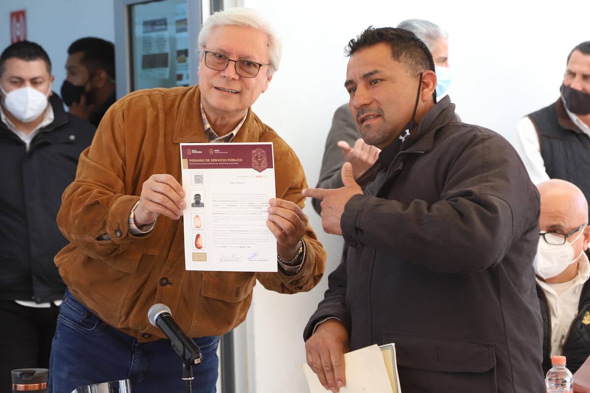 Entrega Gobernador permisos a choferes que por años pagaron renta