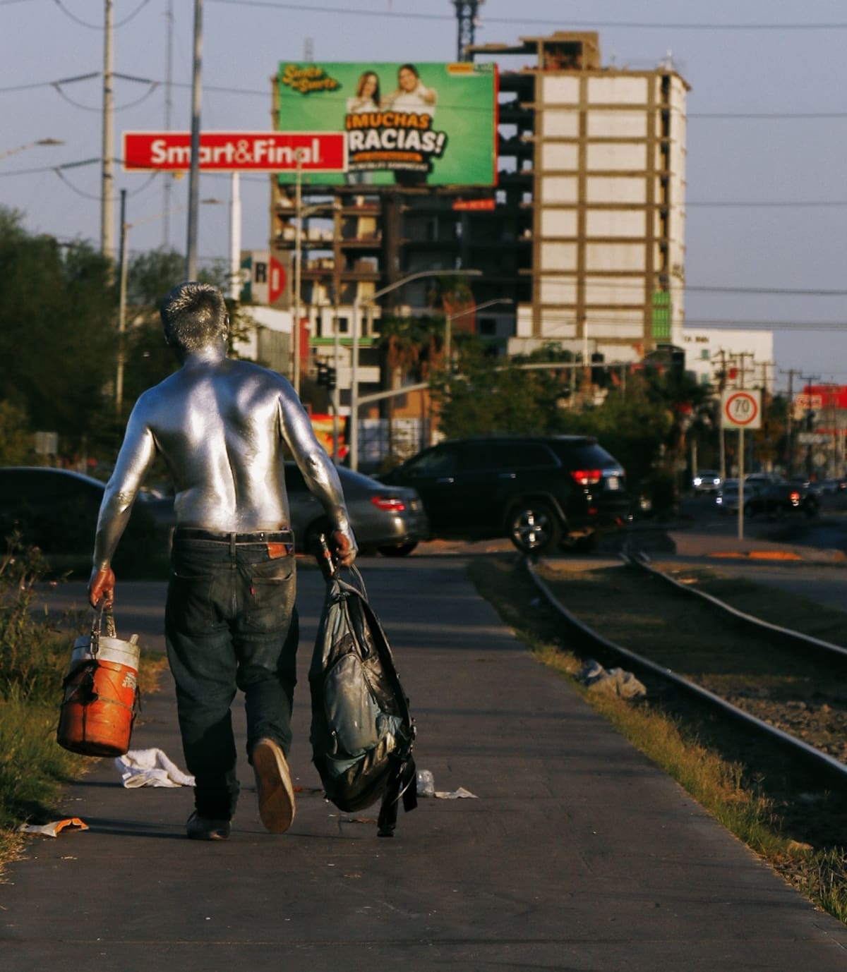 Los plateados. Cada vez resulta más común encontrarse con personajes cubiertos en pintura plateada haciendo malabares, acrobacias o maniobrando fuego en cruceros de la ciudad, a cambio de unas monedas de los automovilistas. (FOTO: SAÚL MARTÍNEZ)