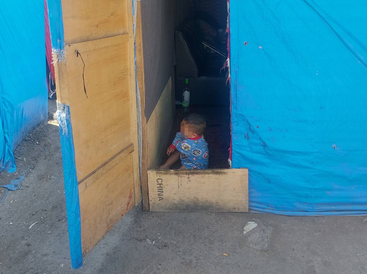 En el campamento hay familias completas que buscan como sobrevivir el día a día.