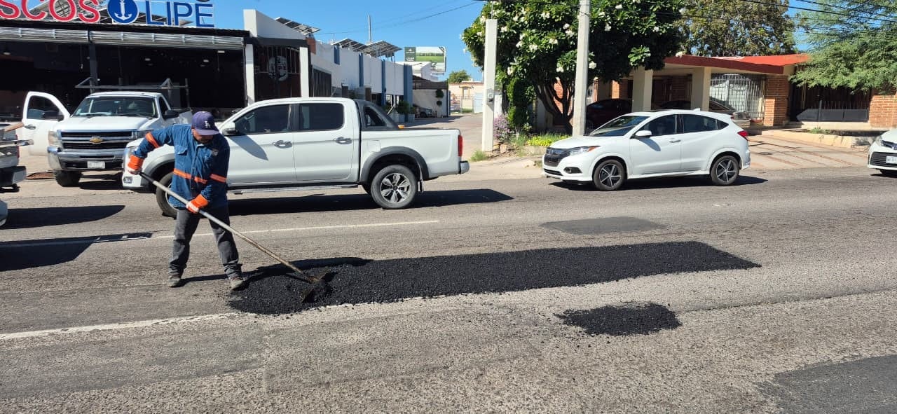 Ayuntamiento de Hermosillo repara baches con meta de un millón